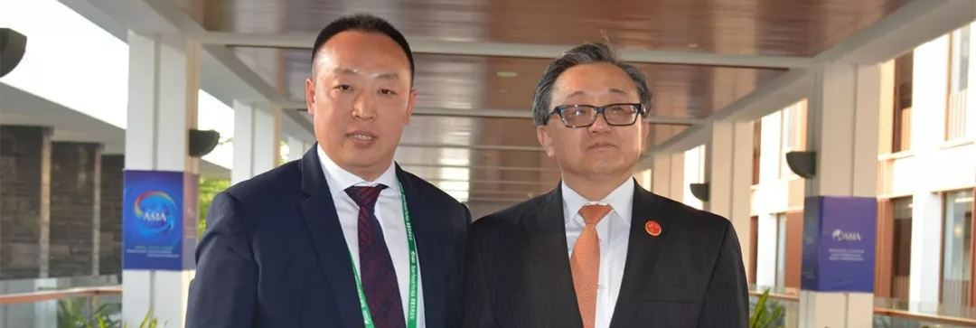 美女操b免费在线观看视频联合国副秘书长刘振民和赵章栓会长在博鳌亚洲论坛亲切交"